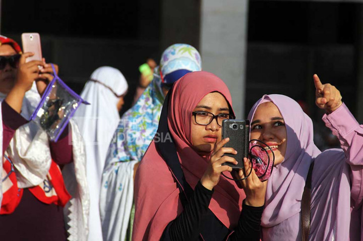 Warga Amati Gerhana Matahari di Masjid Istiqlal
