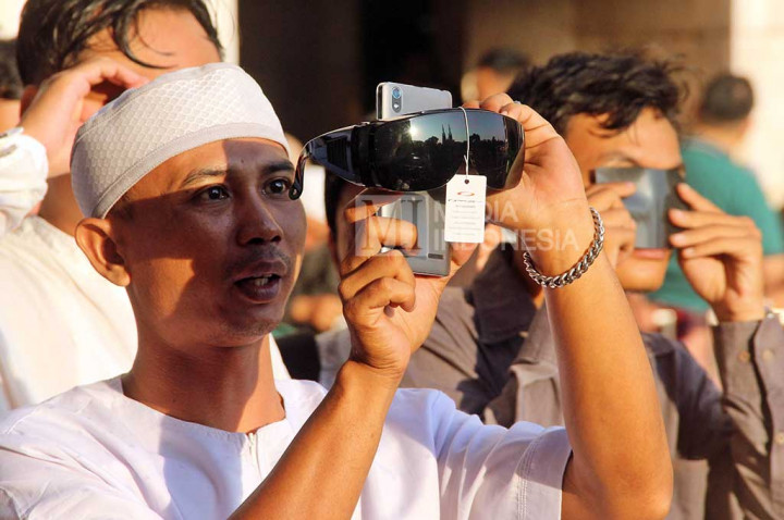 Warga Amati Gerhana Matahari di Masjid Istiqlal