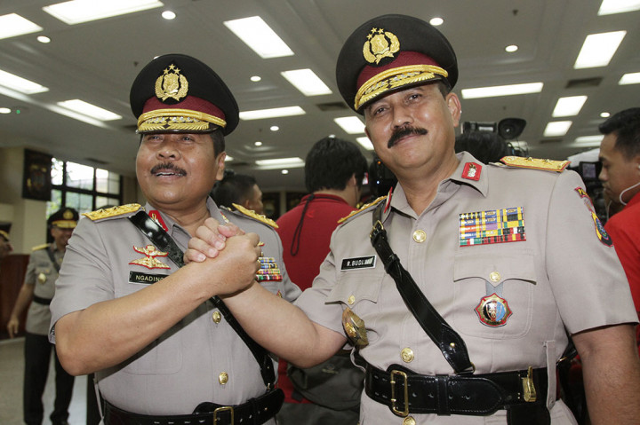 Kapolda Sumatera Utara Irjen Raden Budi Winarso (kanan) bersama Pejabat lama Irjen Ngadino (kiri) berjabat tangan usai sertijab perwira tinggi Polri di Mabes Polri