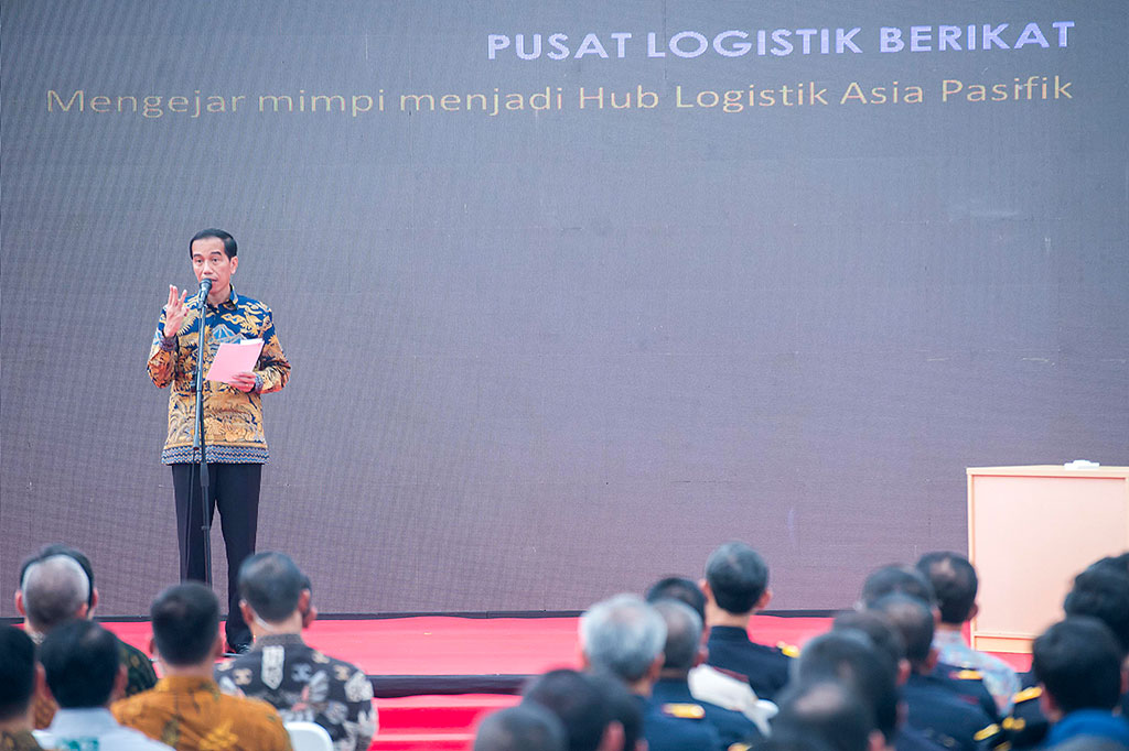 Joko Widodo menyampaikan sambutannya sebelum meresmikan secara simbolis 11 PLB