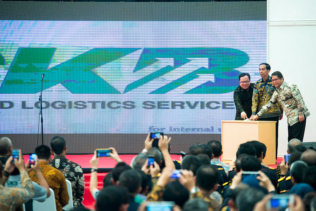 Joko Widodo didampingi Menkeu Bambang Brodjonegoro (kiri) dan Menkominfo Rudiantara (kanan) meresmikan secara simbolis 11 PLB