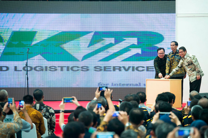 Joko Widodo didampingi Menkeu Bambang Brodjonegoro (kiri) dan Menkominfo Rudiantara (kanan) meresmikan secara simbolis 11 PLB