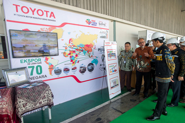 Joko Widodo didampingi Menkeu Bambang Brodjonegoro (kanan) menyimak penjelasan yang diberikan oleh Wakil Presdir PT Toyota Motor Manufacturing Indonesia (TMMIN) Warih Andang Tjahjono (kedua kiri) dan Direktur TMMIN Edward Otto Kanter (kiri)