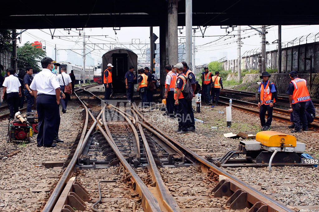 Tiga Gerbong KA Senja Utama Solo Telah Dievakuasi