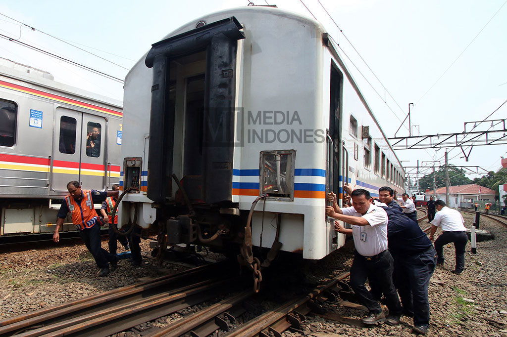 Tiga Gerbong KA Senja Utama Solo Telah Dievakuasi