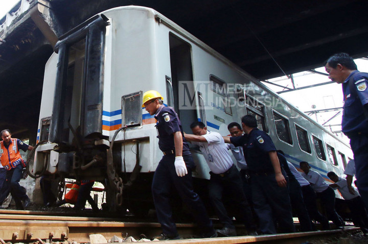 Tiga Gerbong KA Senja Utama Solo Telah Dievakuasi