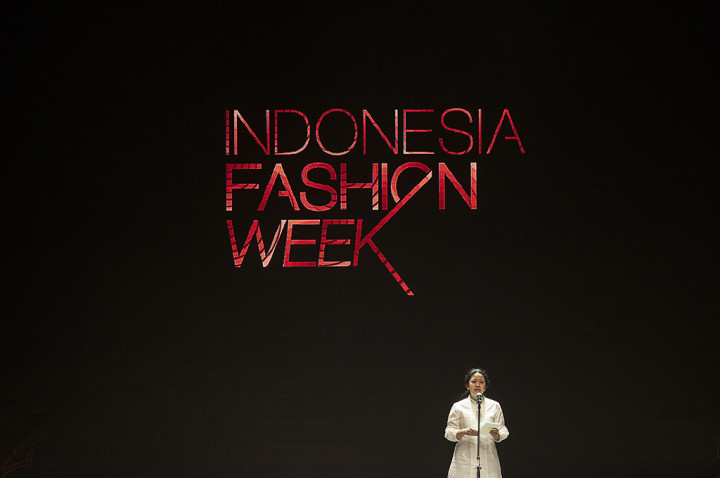Menteri Koordinator Pembangunan Manusia dan Kebudayaan (PMK) Puan Maharani memberikan sambutan pada pembukaan Indonesia Fashion Week 2016 di Jakarta Convention Center.