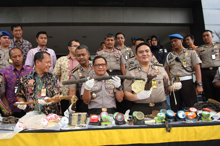 Kapolda Metro Jaya Irjen Tito Karnavian (tengah) didampingi Kabid Humas Polda Metro Jaya Kombes Muhammad Iqbal (kanan), Direktur Reskrimsus Polda Metro Jaya Kombes Mujiyono (kiri) memperlihatkan berbagai barang bukti di Polda Metro Jaya, Jakarta, Jumat (11/3/2016). 