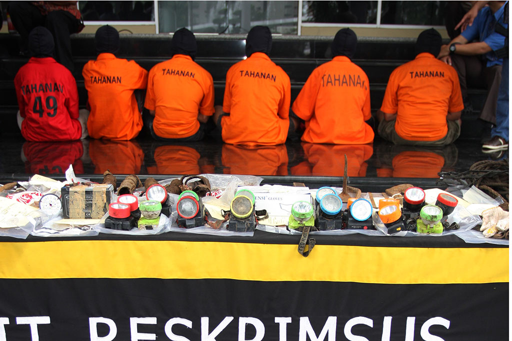 Enam orang tersangka pencuri kabel bawah tanah pada saluran air di kawasan Jalan Medan Merdeka Selatan