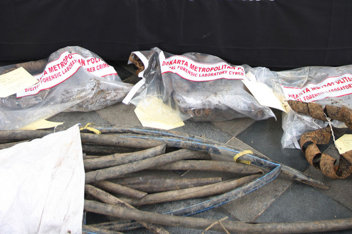 Sejumlah barang bukti pencurian kabel gorong-gorong diperlihatkan kepada wartawan saat gelar pengungkapan kasus 