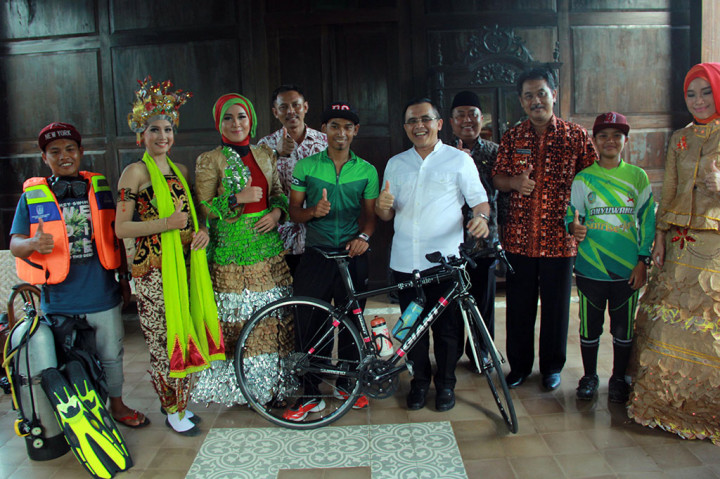 Bupati Banyuwangi Abdullah Azwar Anas (kelima kanan) bersama perwakilan ikon festival berfoto saat peluncuran Banyuwangi Festival 2016