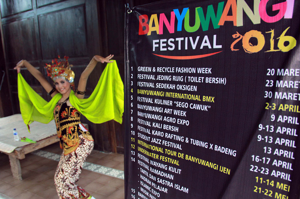 Ikon Festival Penari Gandrung beraksi saat peluncuran Banyuwangi Festival 2016 