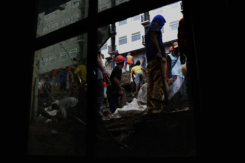 Tembok Rusunami di Bandung Ambruk