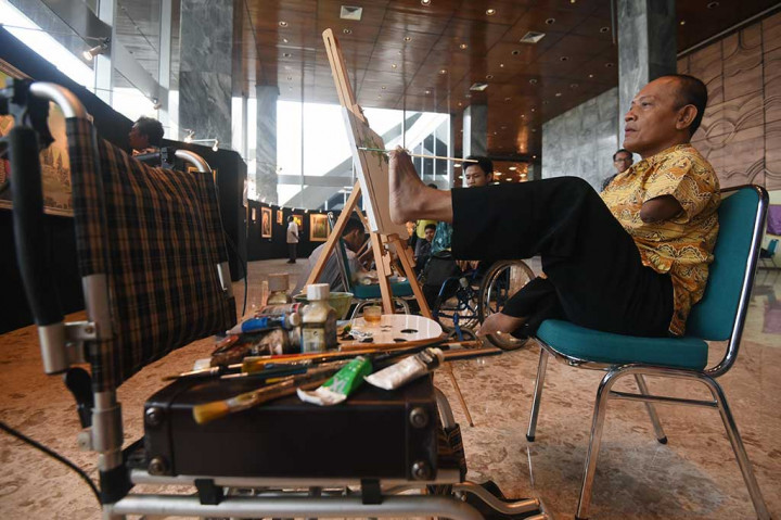 Pelukis Agus Yusuf menunjukkan kemampuan pada pameran lukisan karya disabilitas.