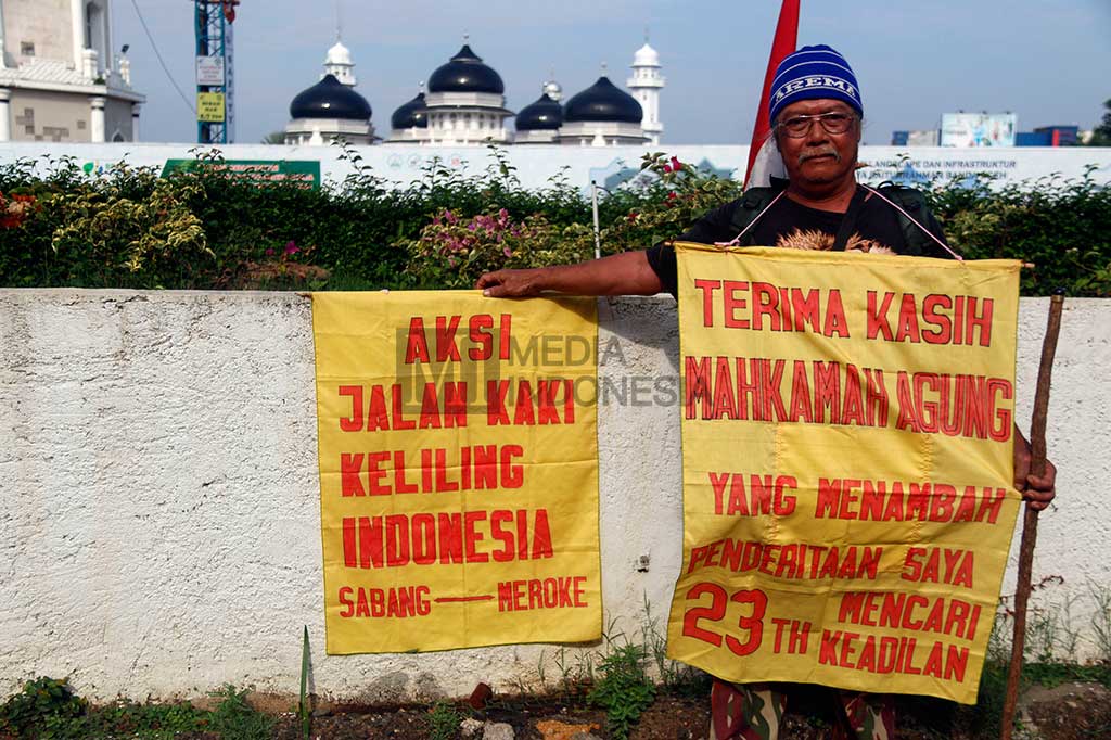 Indra saat memulai aksi jalan kaki dari Kota Sabang, Nanggroe Aceh Darussalam, pada 9 Februari lalu.