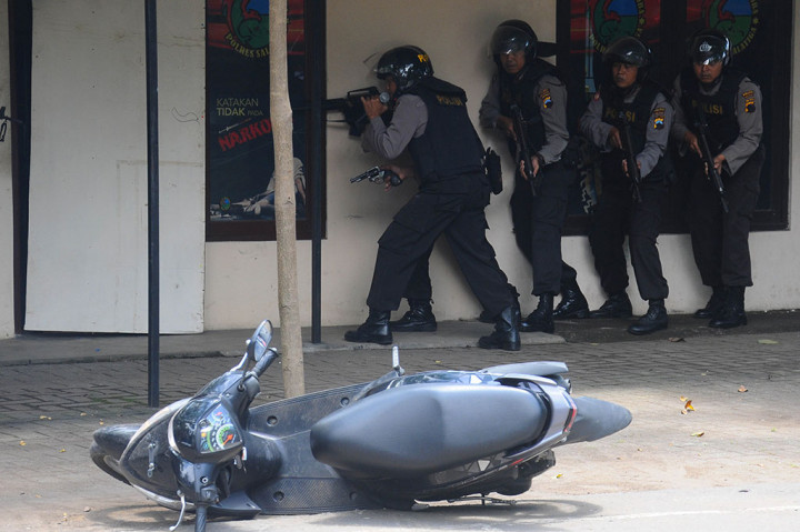 Anggota Polisi Sabhara melakukan penyergapan di tempat kejadian perkara penyanderaan saat simulasi antisipasi teror di Polres Salatiga