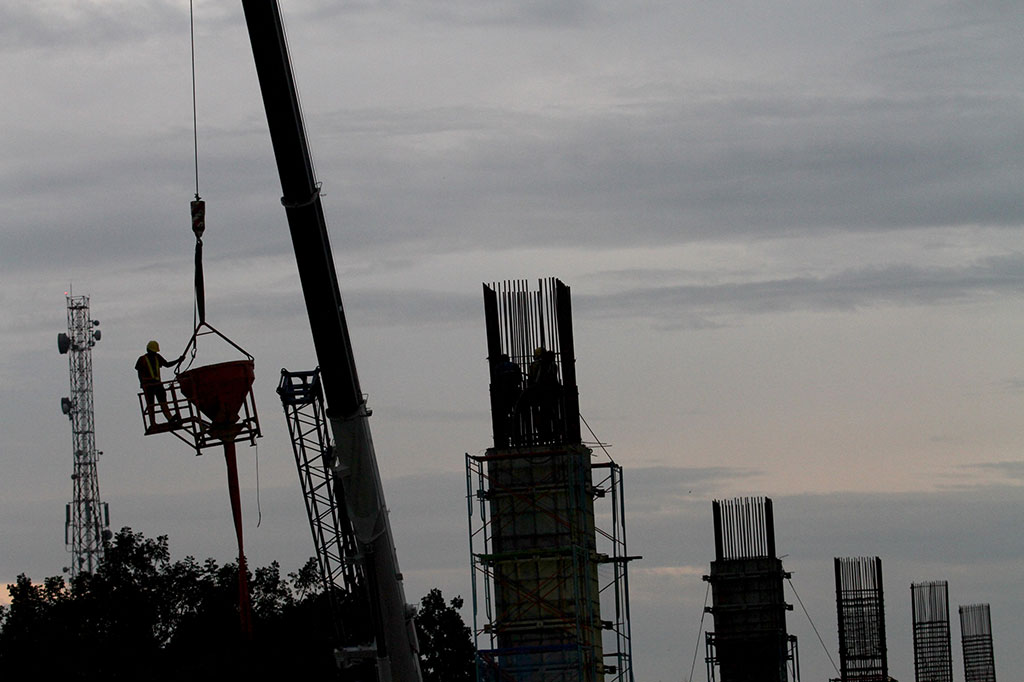 Pekerja mengerjakan pembangunan proyek LRT di zona lima di Jalan Gubernur Hasan Bastari, Palembang, Sumatera Selatan, Selasa (15/3/2016). 