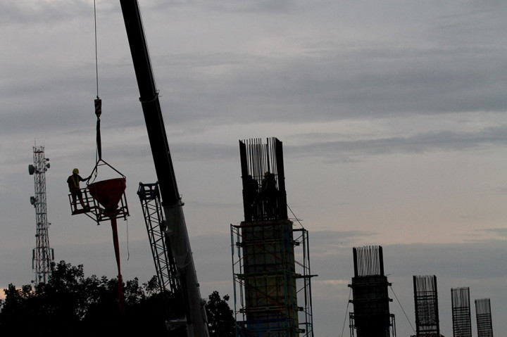 Pekerja mengerjakan pembangunan proyek LRT di zona lima di Jalan Gubernur Hasan Bastari, Palembang, Sumatera Selatan, Selasa (15/3/2016). 