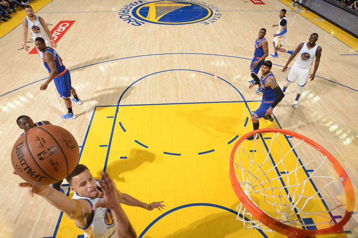 Stephen Curry menyumbang 34 poin, sekaligus meraih 30 angka untuk kesembilan kalinya dalam 11 pertandingan terakhirnya.