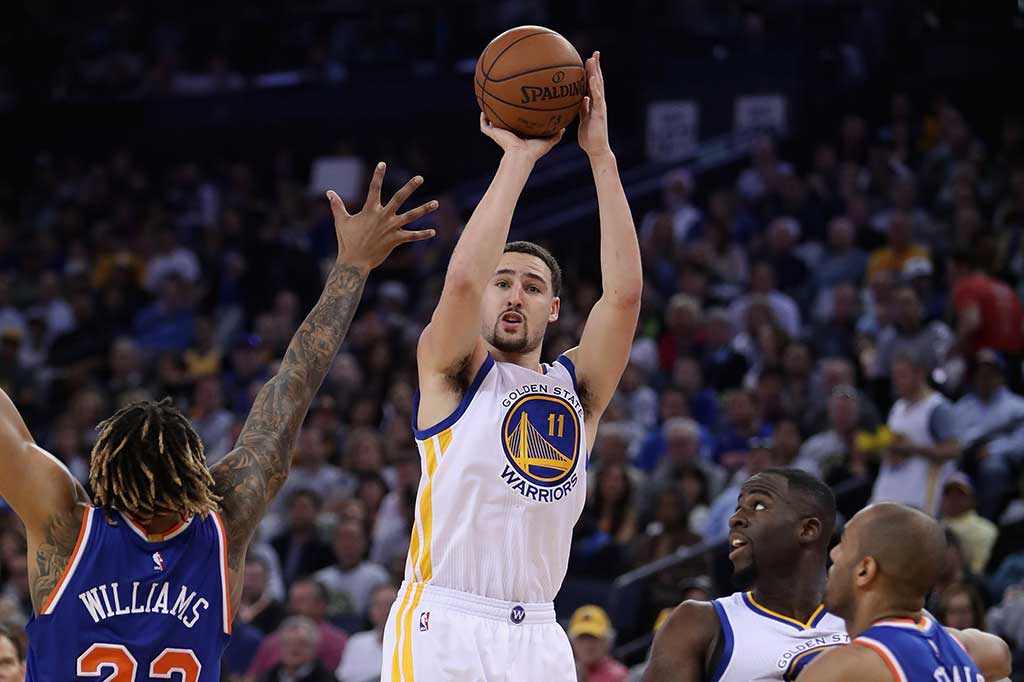Klay Thompson memasukkan lima lemparan tiga angka saat ia menyumbang 19 angka. 