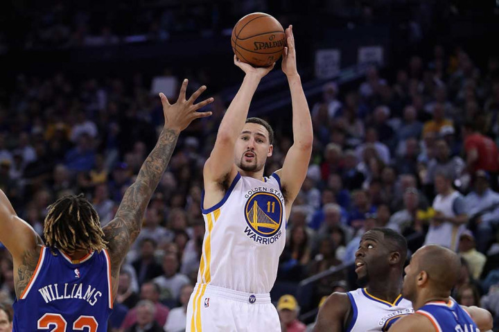 Klay Thompson memasukkan lima lemparan tiga angka saat ia menyumbang 19 angka. 