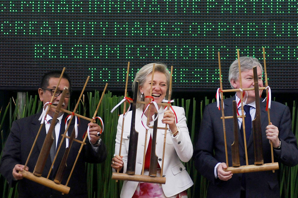 Wakil Gubernur Jawa Barat Deddy Mizwar (kiri), Putri Astrid dari Kerajaan Belgia (tengah) dan Vice President of Wallonia Region Jean-Claude Marcout (kanan) membunyikan angklung secara bersamaan saat pembukaan Seminar Innovative Partnership 