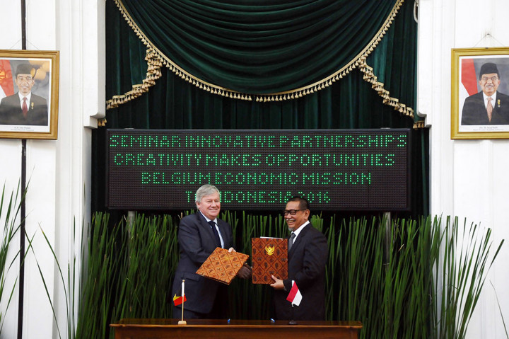 Wakil Gubernur Jawa Barat Deddy Mizwar (kanan) berjabat tangan dengan Vice President of Wallonia Region Jean-Claude Marcout (kiri) setelah menandatanganani kerjasama 