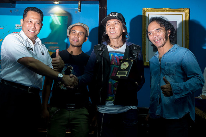 Kepala BNN  Komjen Budi Waseso (kiri) berfoto bersama dengan personil kelompok musik Slank, Kaka Slank (kanan), Bimbim Slank (kedua kanan) dan Ivanka Slank (kedua kiri) 