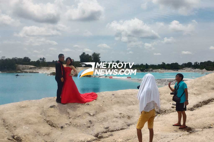 Warna hijau dan biru tosca terbentuk karena pantulan cahaya matahari yang cerah.