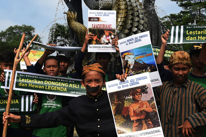 Pelajar Surabaya Peringati Hari Dongeng Internasional