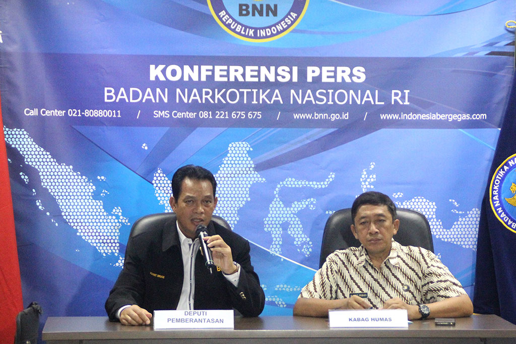 Deputi Pemberantasan BNN Brigjen Arman Depari (kiri) bersama dengan Kabag Humas BNN Kombes Slamet Pribadi (kanan) memberikan keterangan pers di Gedung BNN