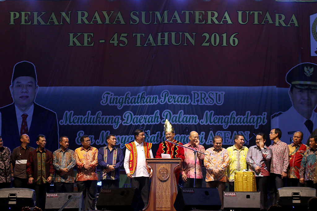  Plt Gubernur Sumatera Utara T Erry Nuradi (tengah) didampingi Bupati dan Wali Kota se-Sumut menyampaikan sambutan saat pembukaan Pekan Raya Sumatera Utara