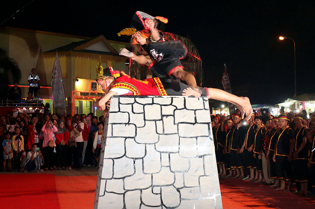 Dua pemuda menampilkan atraksi lompat batu Nias saat pembukaan Pekan Raya Sumatera Utara