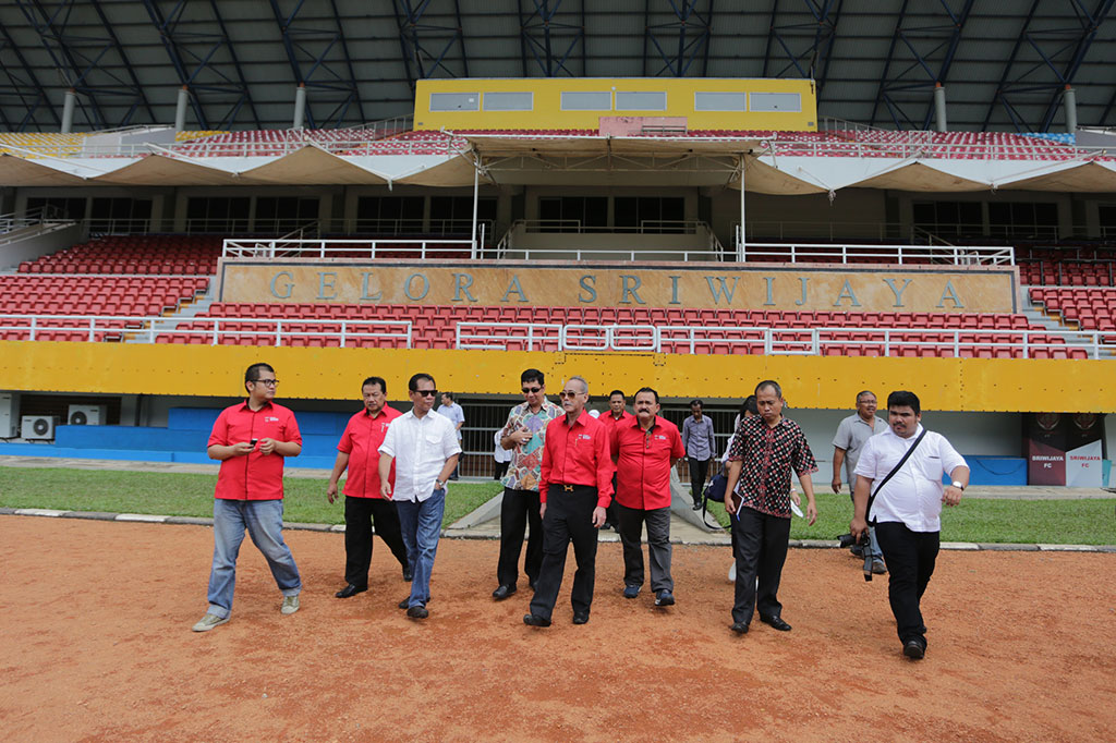 Wakil Ketua KOI Muddai Maddang (ketiga kiri) mendampingi Komite Eksekutif Komite Olah raga Indonesia (KOI) meninjau Stadion Gelora Sriwijaya Jakabaring (GSJ) 