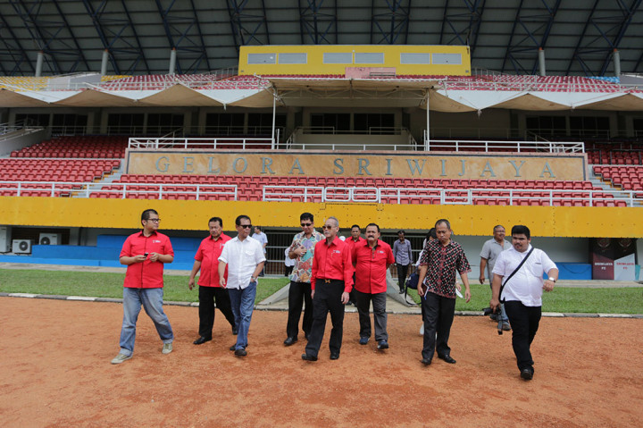 Wakil Ketua KOI Muddai Maddang (ketiga kiri) mendampingi Komite Eksekutif Komite Olah raga Indonesia (KOI) meninjau Stadion Gelora Sriwijaya Jakabaring (GSJ) 