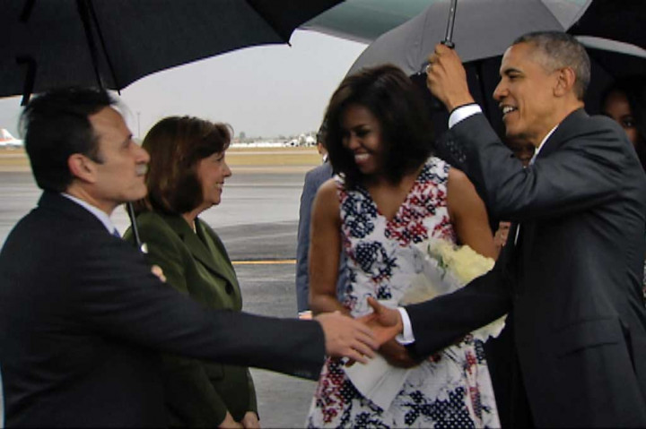 Sambil memegang payung, Obama disambut Menteri Luar Negeri Kuba Bruno Rodriguez.