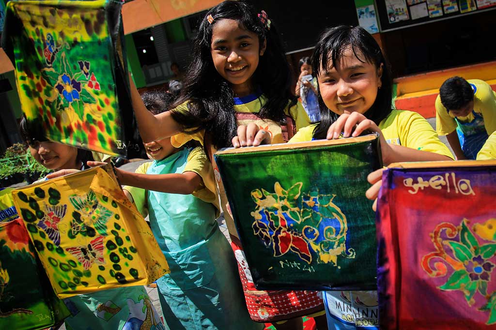 Siswa SD Praktik Membatik Lukis