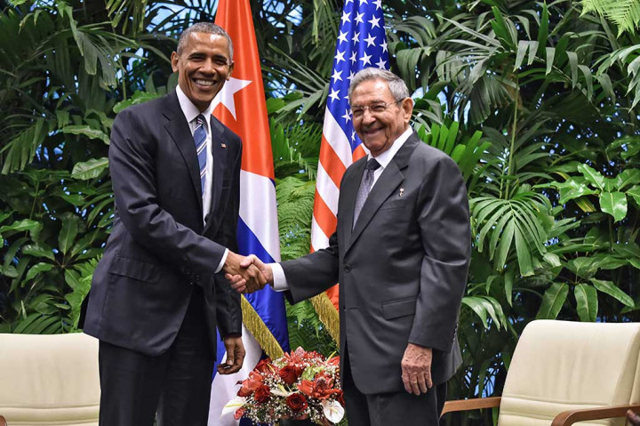 Obama berjabat tangan dengan Raul Castro sebelum melakukan pertemuan.