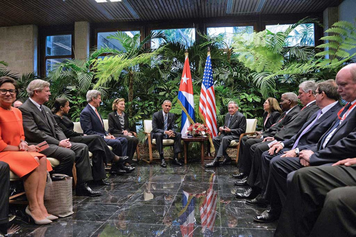 Obama dan Raul Castro melakukan pertemuan di Istana Revolusi.