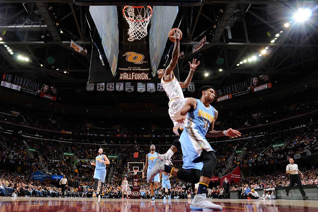 J.R. Smith menambah 15 poin.