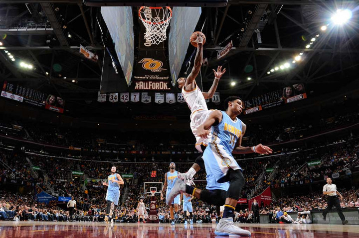 J.R. Smith menambah 15 poin.