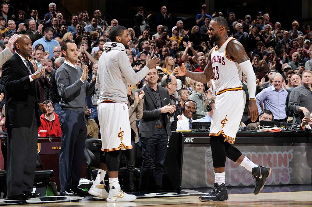 LeBron James berjabat tangan dengan Kevin Love setelah pertandingan usai.
