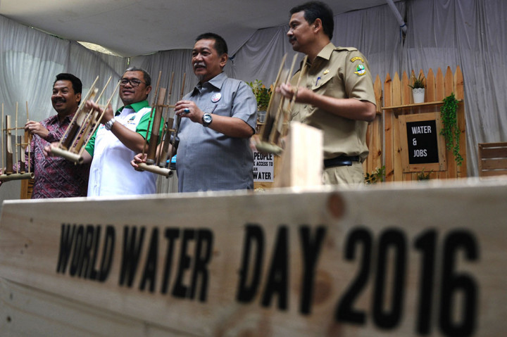 Gubernur Jawa Barat, Ahmad Heryawan (kedua kiri ) dan Wakil Gubernur Jawa Barat, Deddy Mizwar (kedua kanan) membunyikan angklung sebagai tanda pembukaan acara peringatan Hari Air Sedunia 2016 di Taman Hutan Raya Ir. H. Djuanda, Bandung