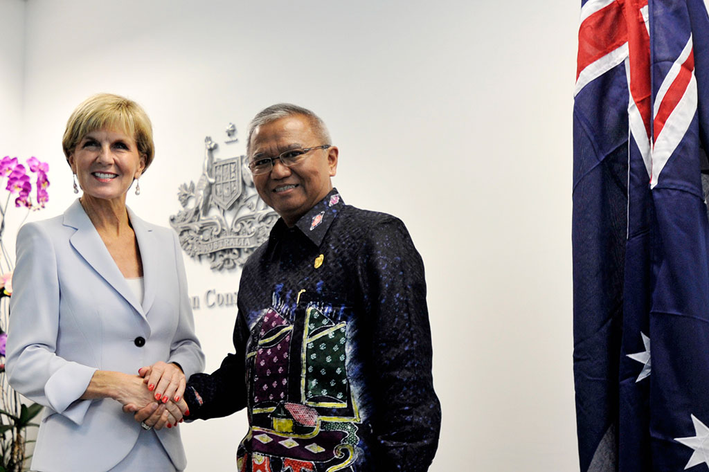 Menteri Luar Negeri Australia Julie Bishop (kiri) bersalaman dengan Wakil Gubernur Sulsel Agus Arifin Nu'mang (kanan) usai meresmikan Konsulat Jenderal Australia di Makassar