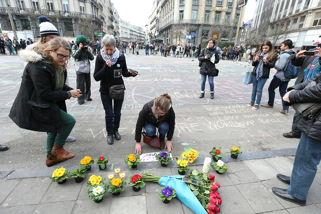 Warga berbelasungkawa dengan menaruh bunga untuk para korban serangan bom yang terjadi di Brussels.