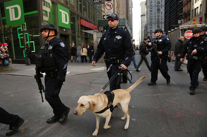 Polisi bersenjata lengkap berpatroli di jalan-jalan di Manhattan menyusul serangan di Brussels, Belgia.