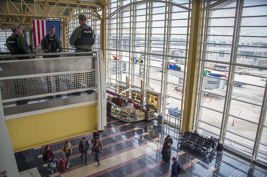 Polisi berpatroli di Bandara Nasional Ronald Washington di Arlington, Virginia.