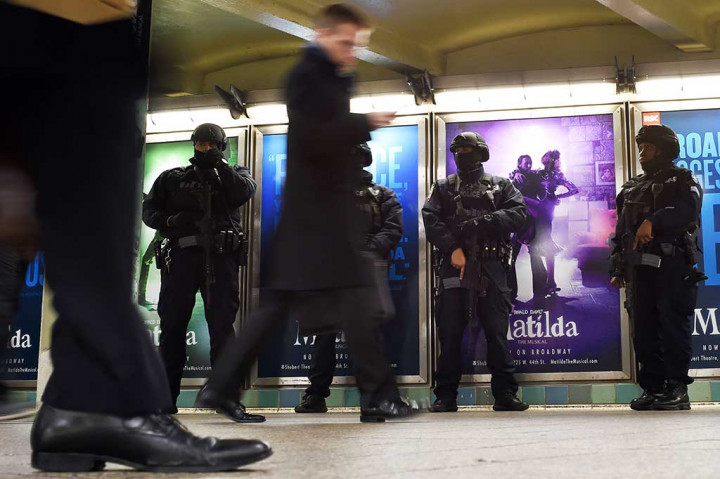 Petugas NYPD berpatroli di stasiun kereta bawah tanah di New York.