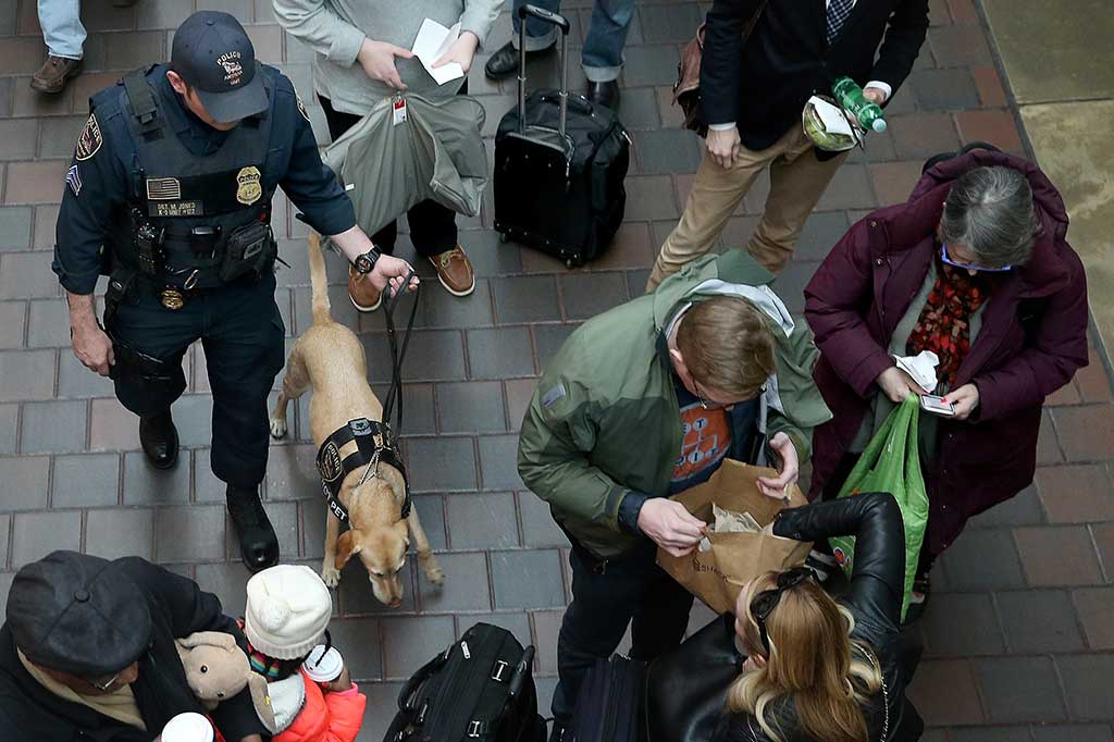 Polisi Amtrak K-9 Unit memeriksa bagasi penumpang di Union Station di Washington, DC.