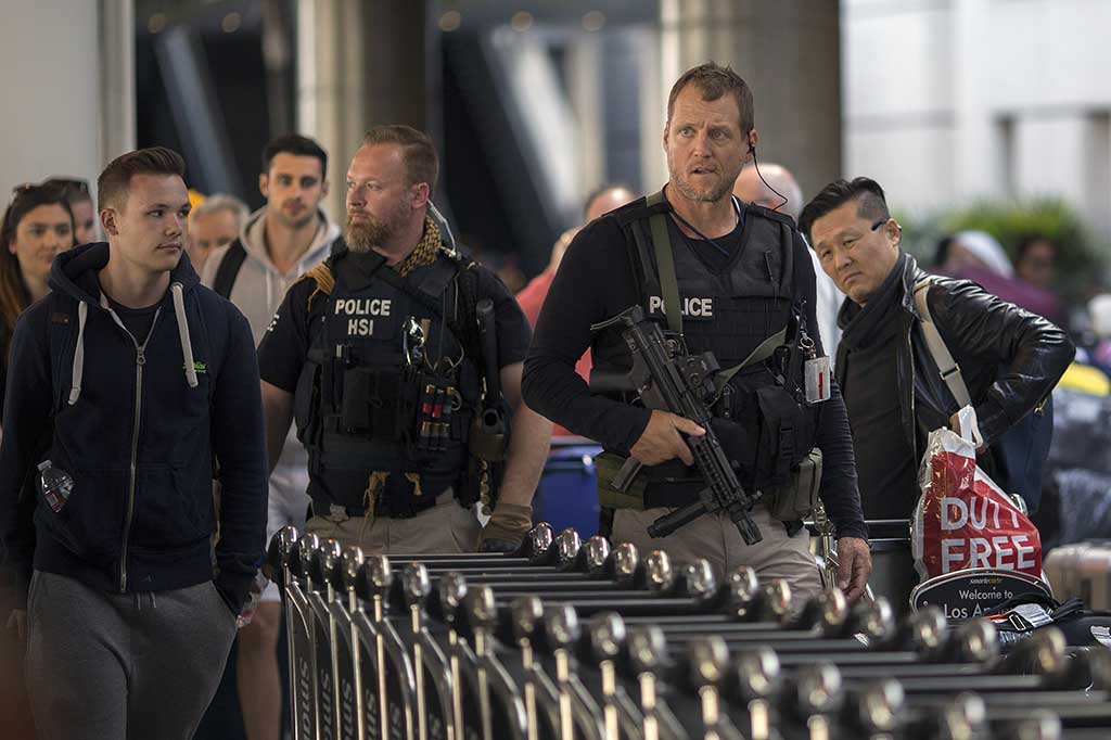 Polisi Homeland Security Investigations berpatroli  di Terminal Internasional Tom Bradley di Bandara LAX, Los Angeles, California.